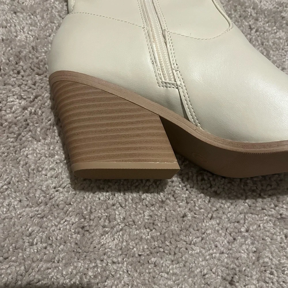 NWOT Women's Aubree Ankle Boots - Universal Thread Off-White Size 10 - Picture 5 of 7